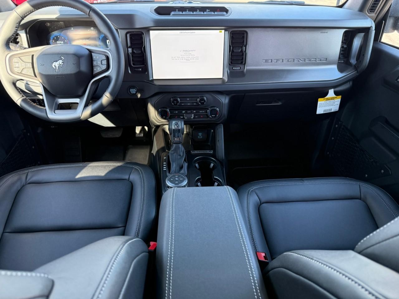 Ford Bronco Vehicle Full-screen Gallery Image 06