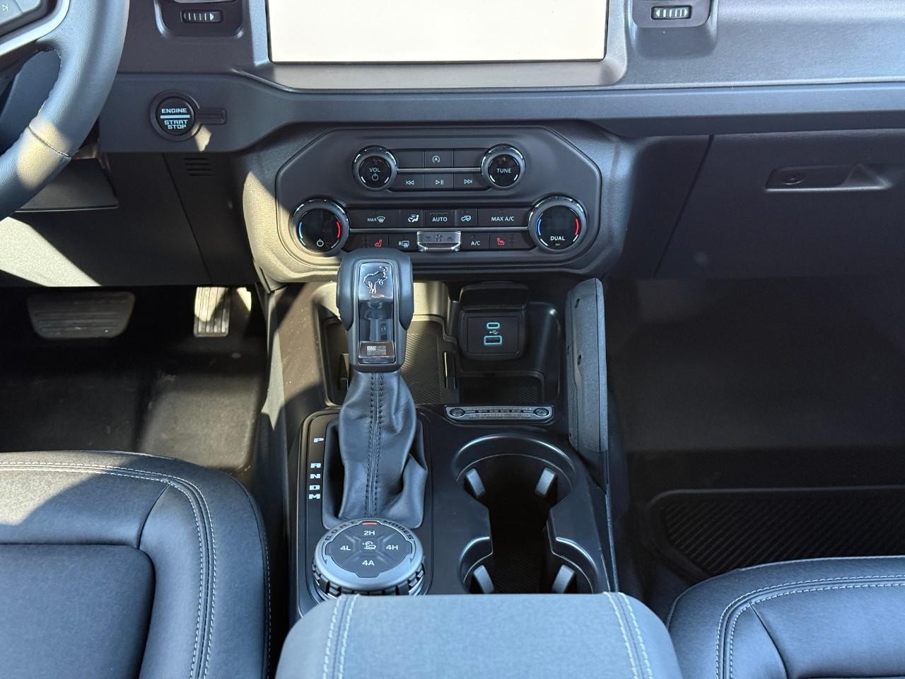 Ford Bronco Vehicle Full-screen Gallery Image 09