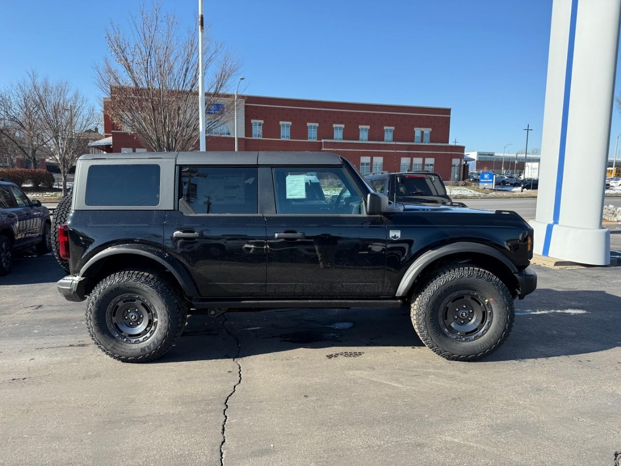 Ford Bronco Vehicle Full-screen Gallery Image 02