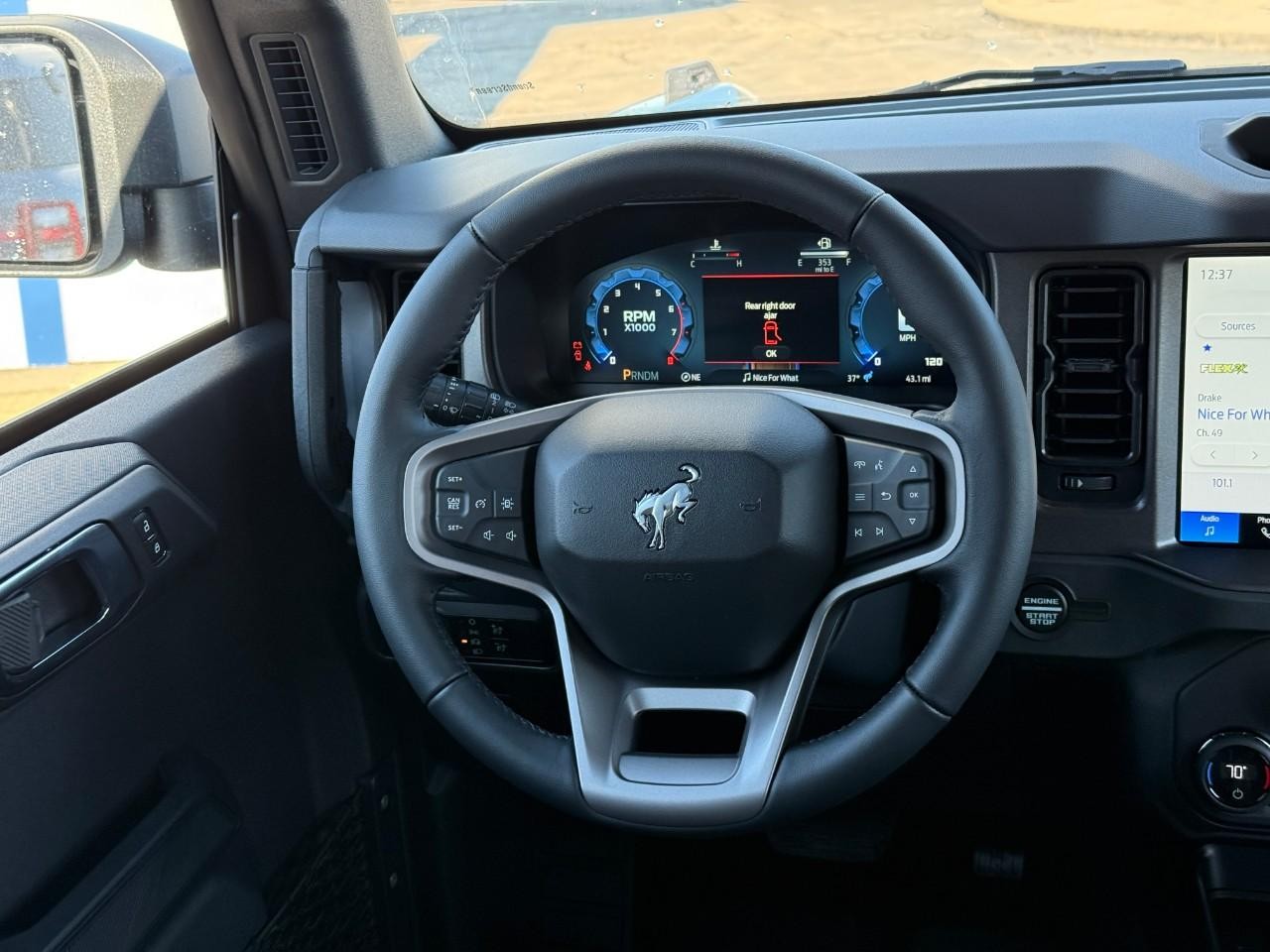 Ford Bronco Vehicle Full-screen Gallery Image 07