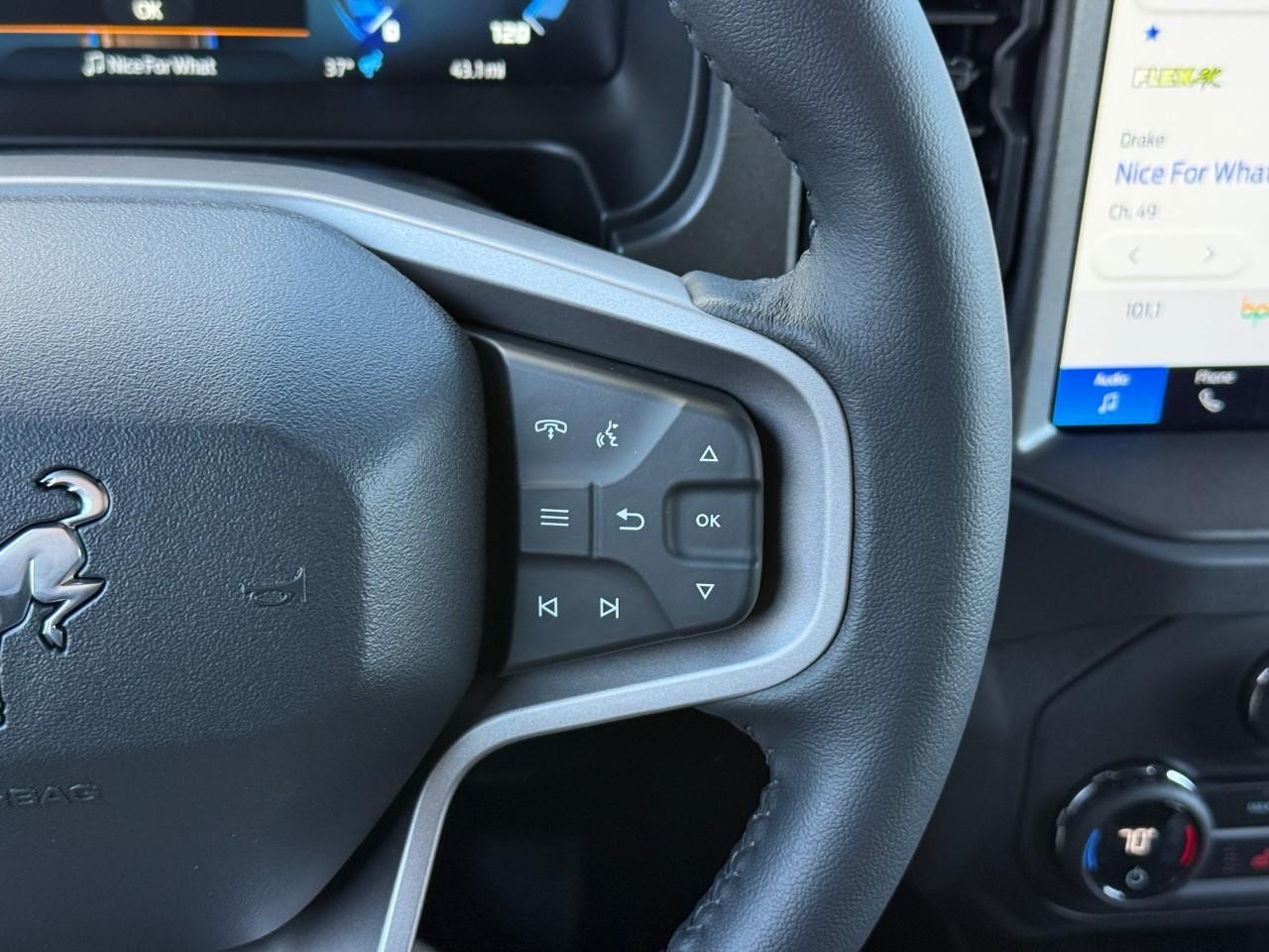 Ford Bronco Vehicle Full-screen Gallery Image 13