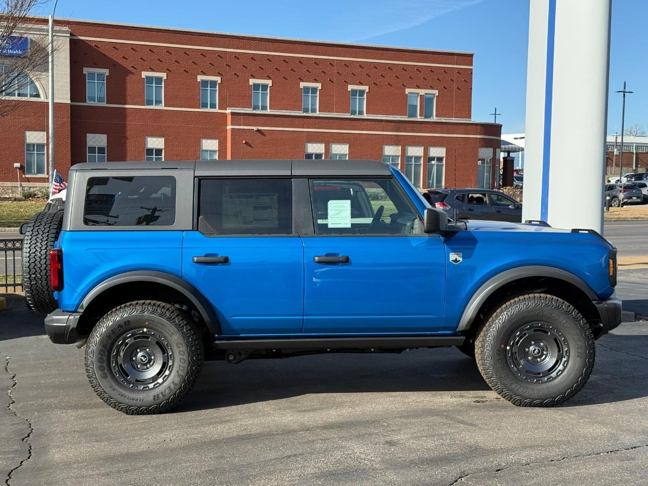 Ford Bronco Vehicle Full-screen Gallery Image 02