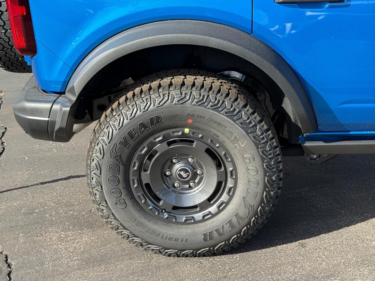 Ford Bronco Vehicle Full-screen Gallery Image 04