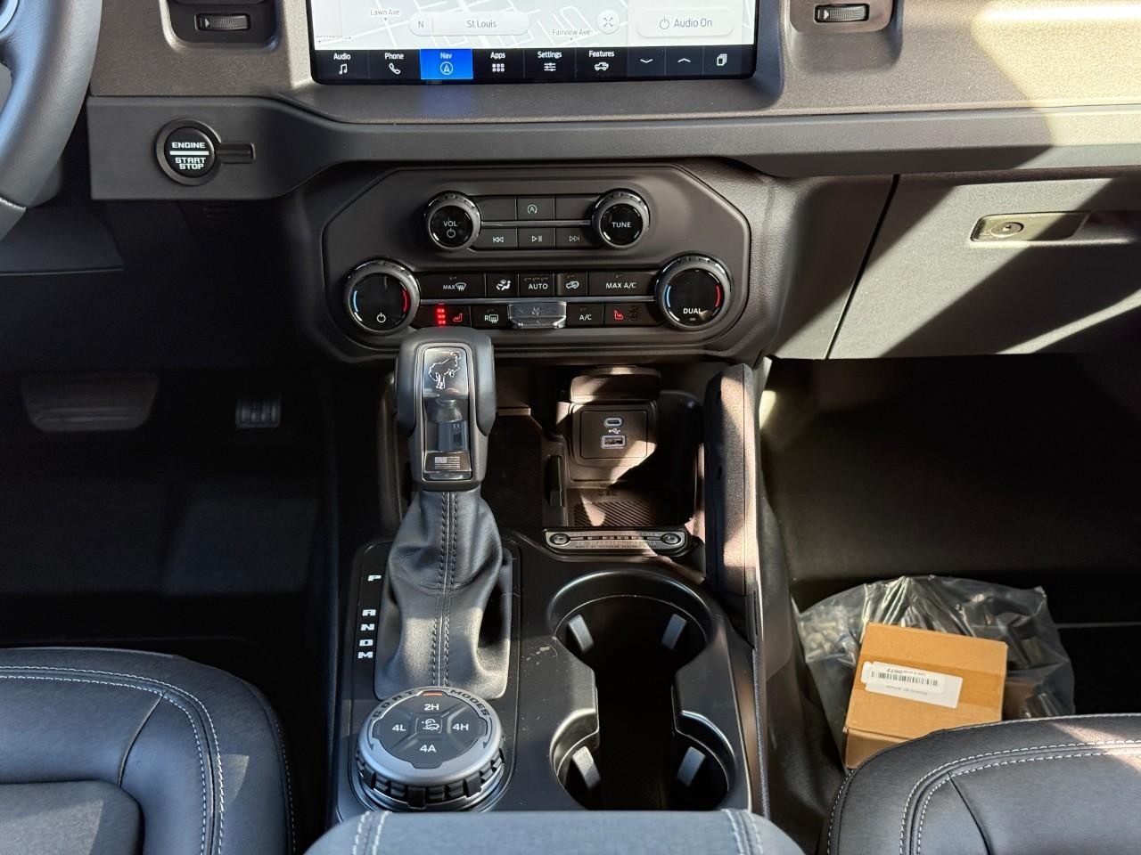 Ford Bronco Vehicle Full-screen Gallery Image 09