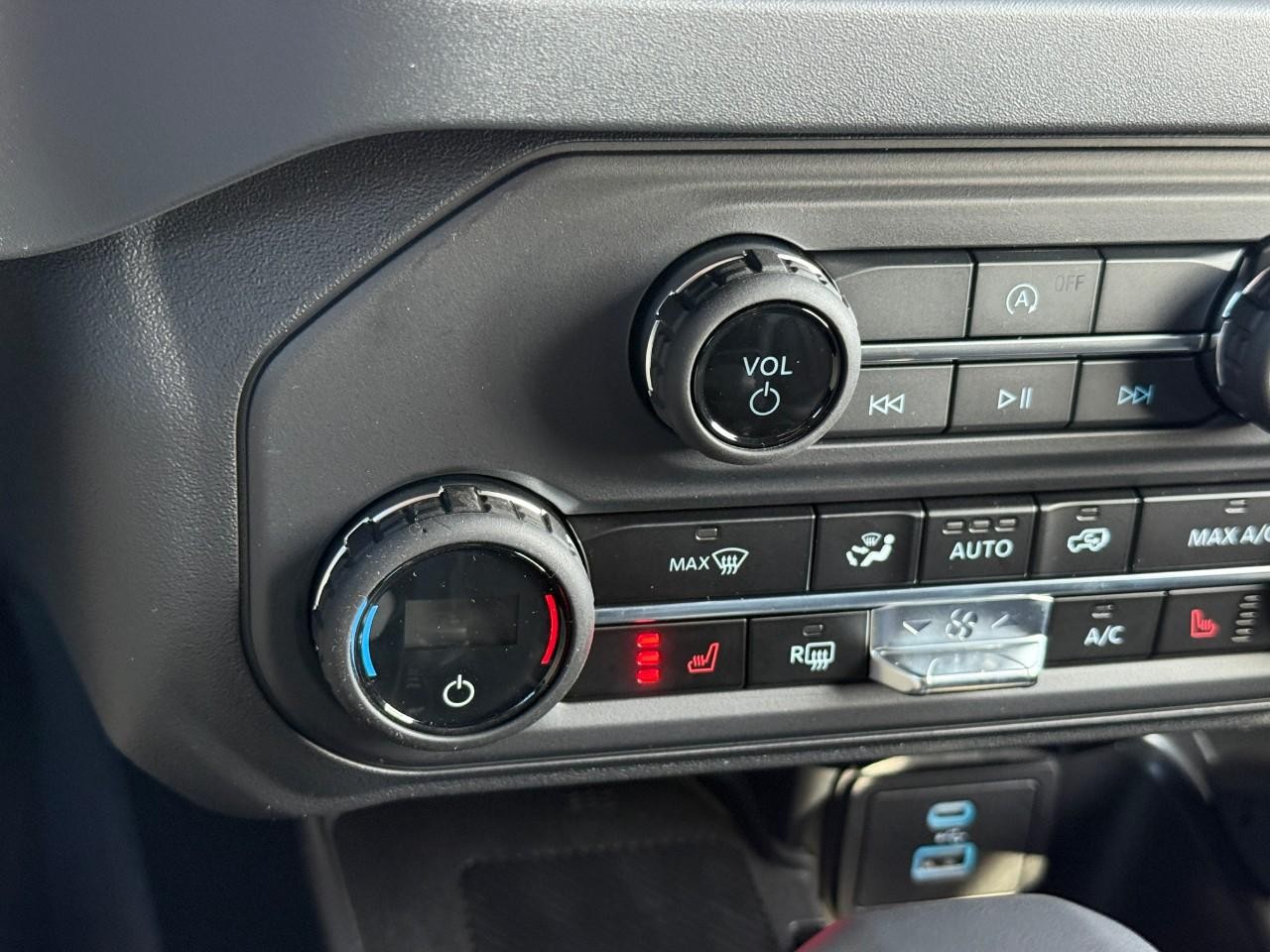 Ford Bronco Vehicle Full-screen Gallery Image 16