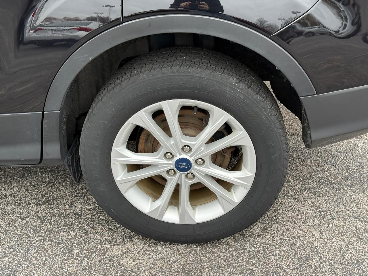 Ford Escape Vehicle Full-screen Gallery Image 09