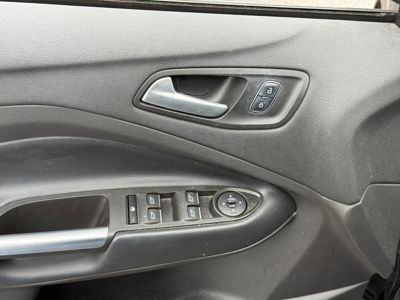 Ford Escape Vehicle Full-screen Gallery Image 16