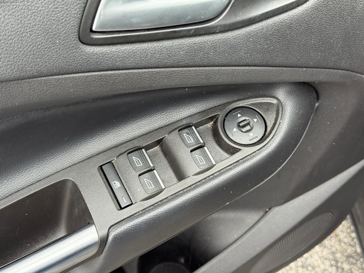 Ford Escape Vehicle Full-screen Gallery Image 17