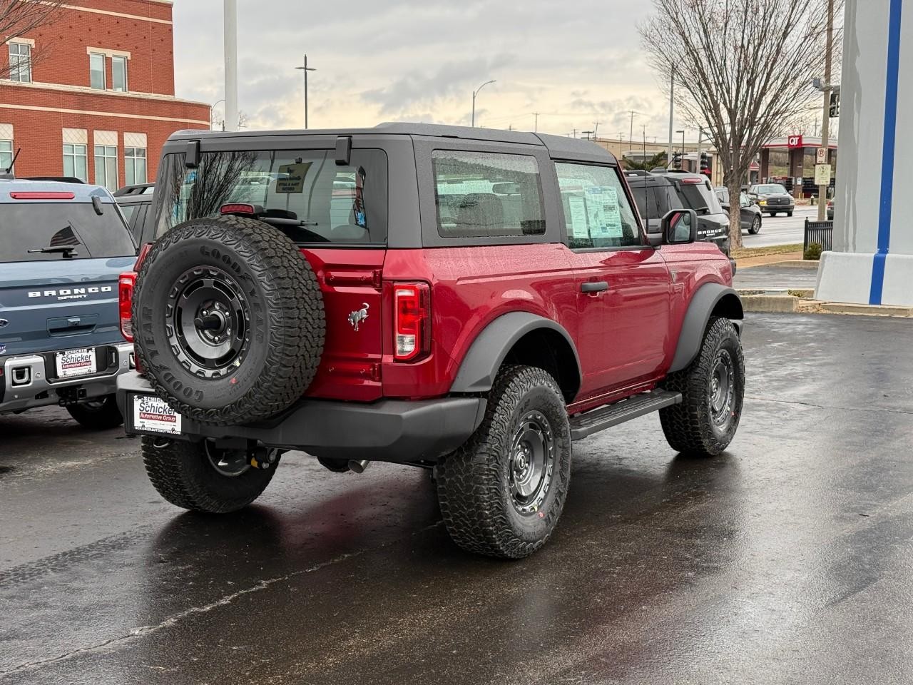 Ford Bronco Vehicle Full-screen Gallery Image 03
