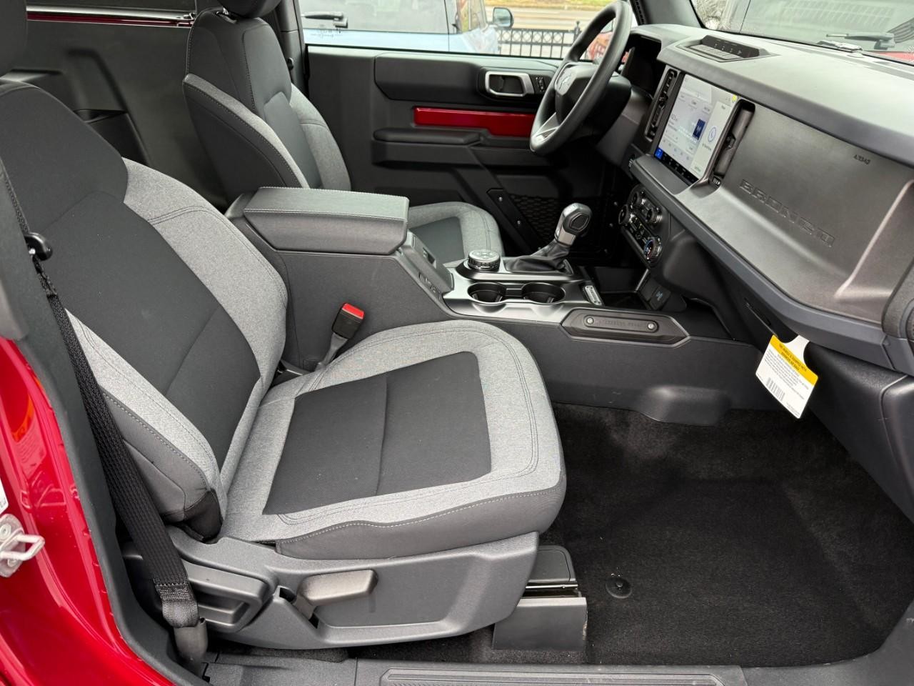 Ford Bronco Vehicle Full-screen Gallery Image 05