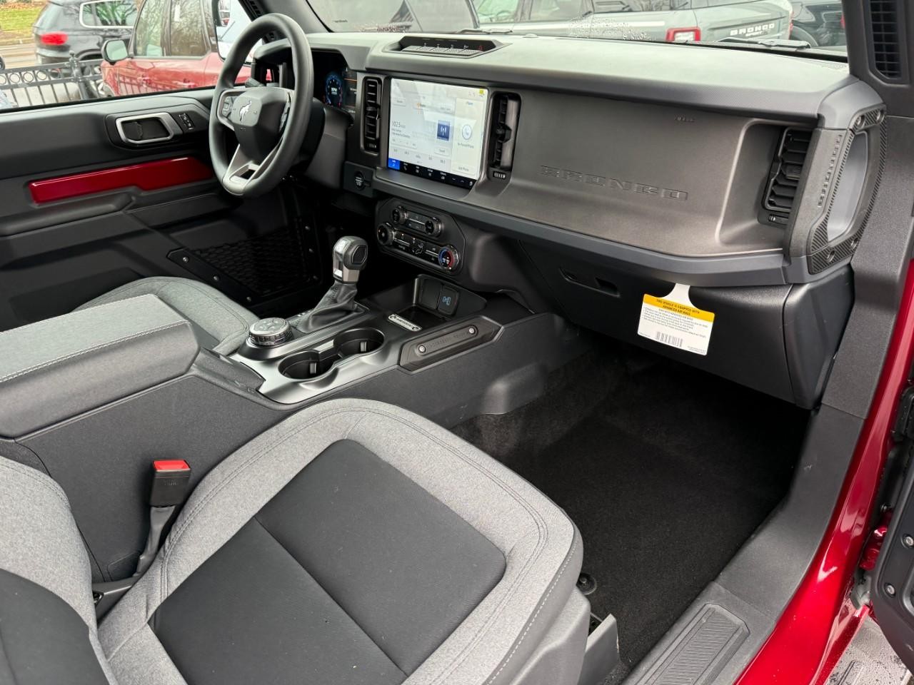 Ford Bronco Vehicle Full-screen Gallery Image 06