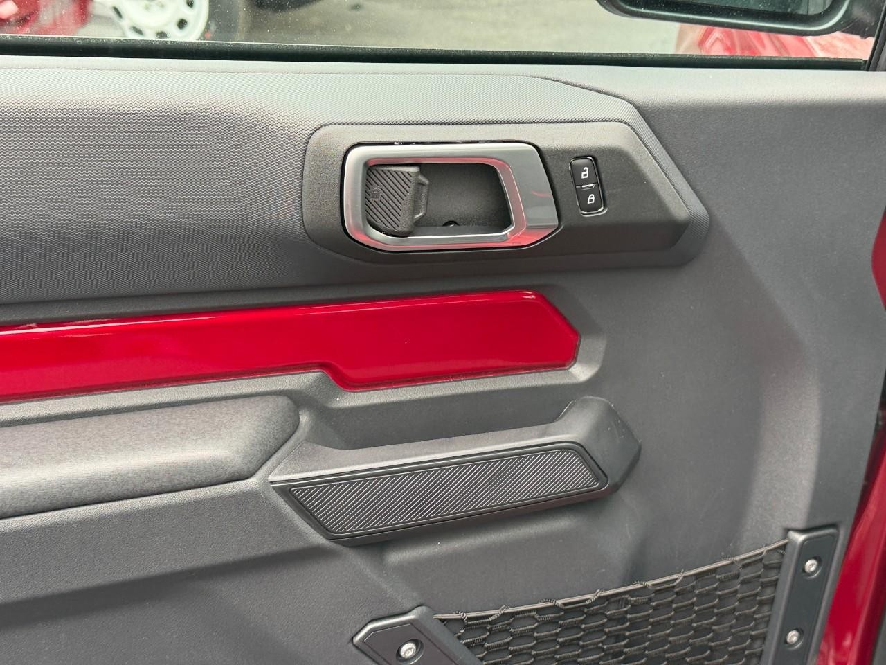 Ford Bronco Vehicle Full-screen Gallery Image 07