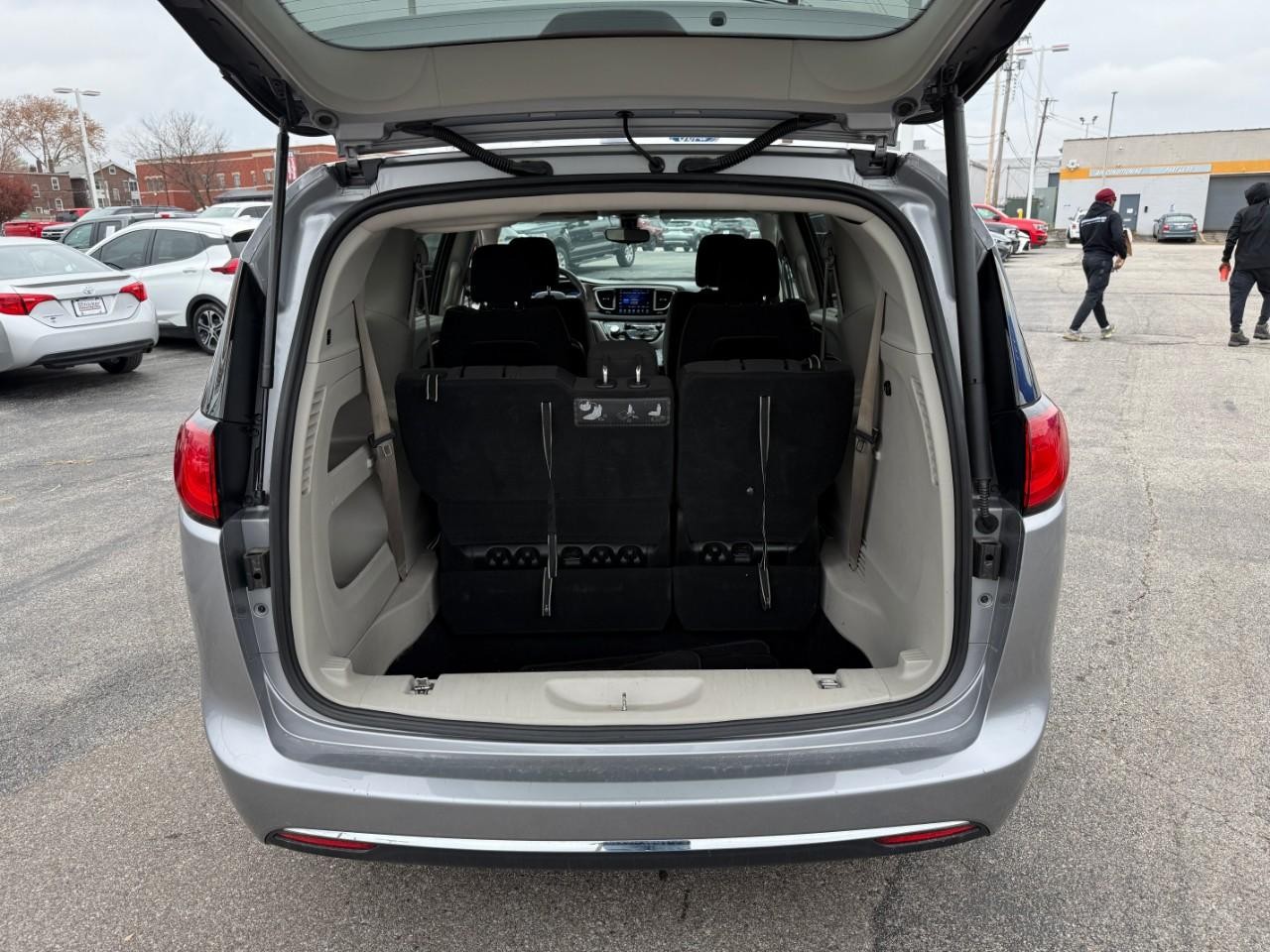 Chrysler Pacifica Vehicle Full-screen Gallery Image 06