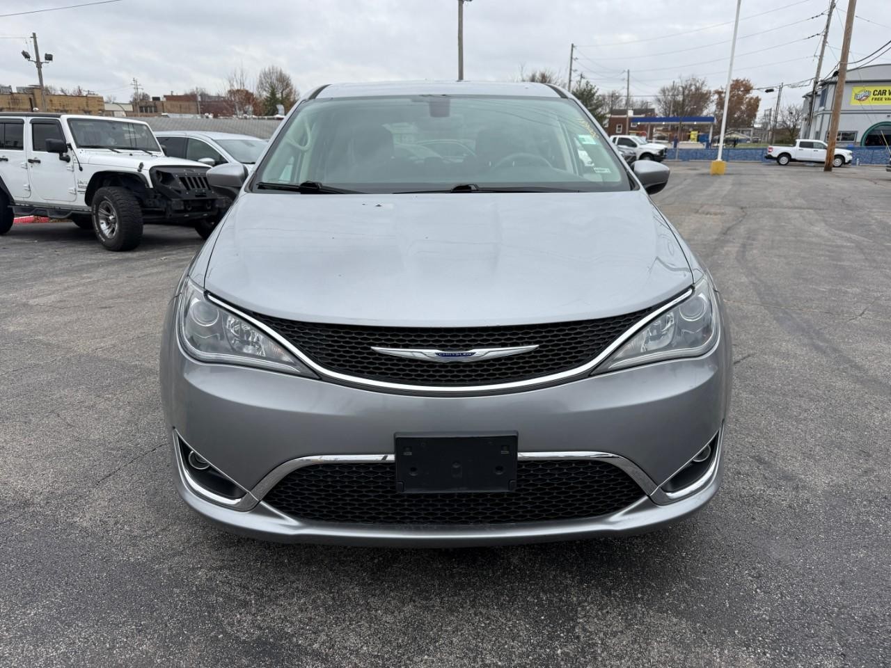 Chrysler Pacifica Vehicle Full-screen Gallery Image 08