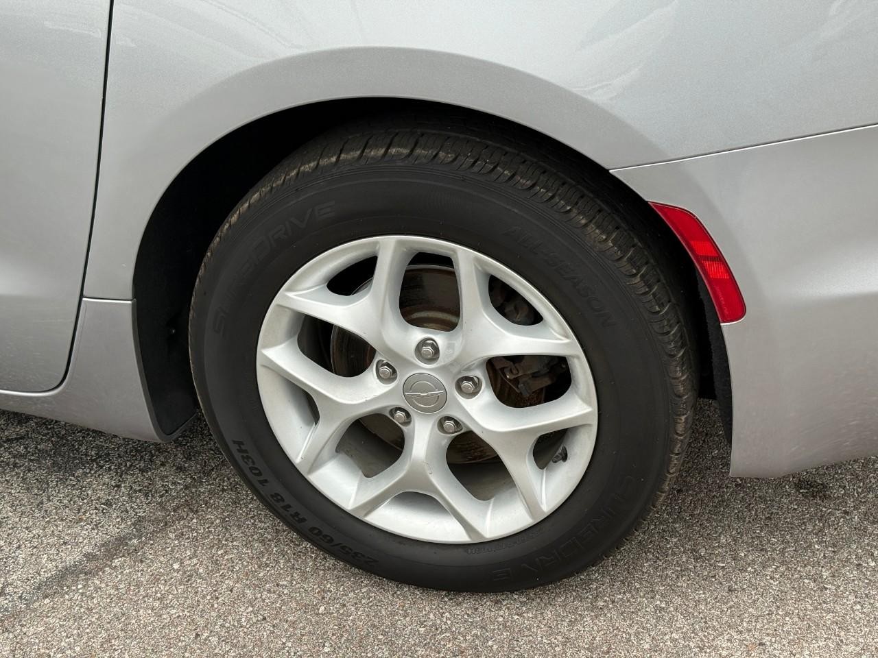 Chrysler Pacifica Vehicle Full-screen Gallery Image 09