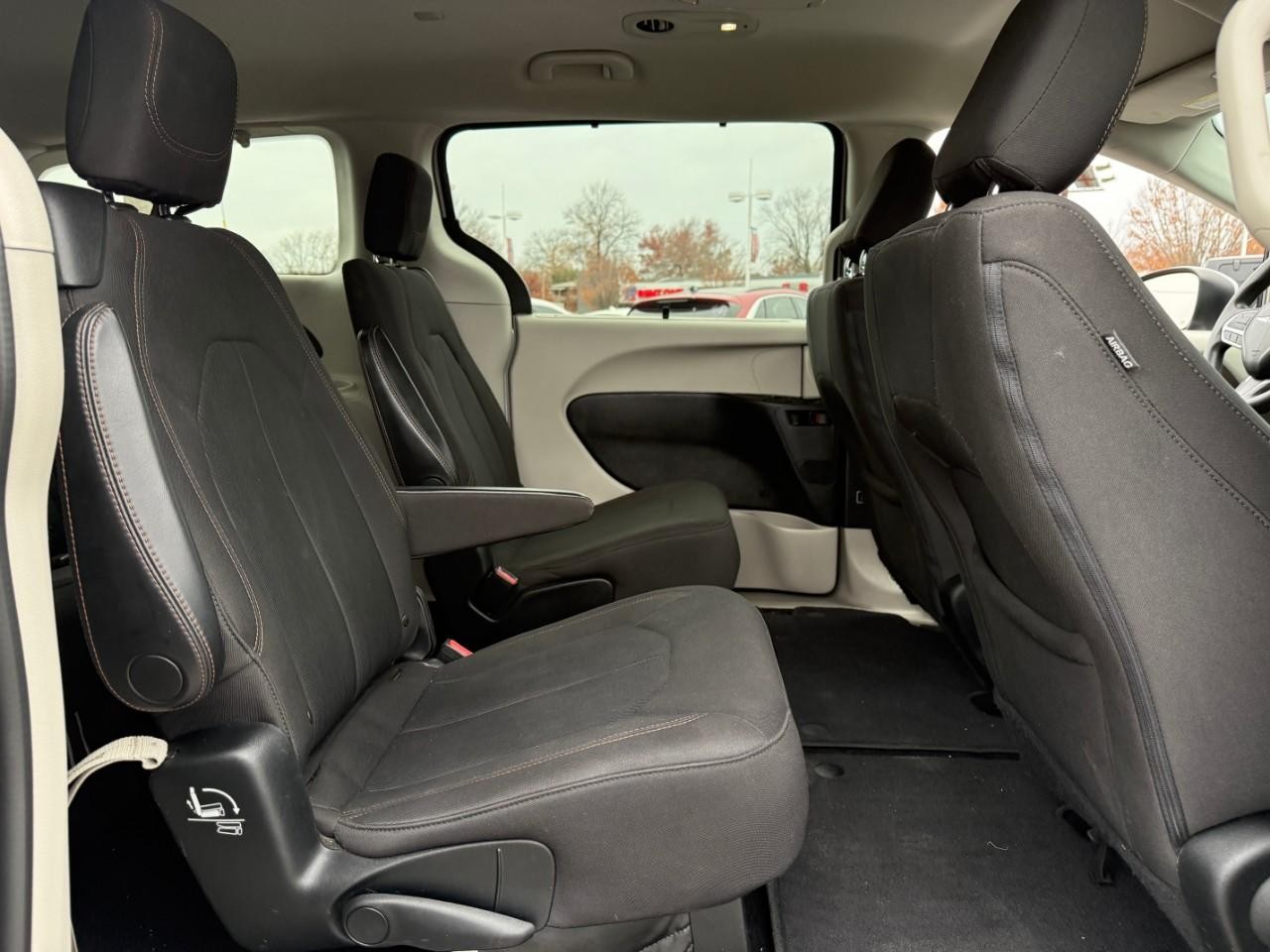 Chrysler Pacifica Vehicle Full-screen Gallery Image 10