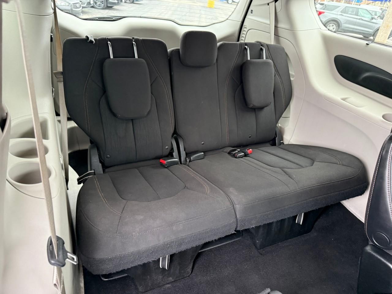 Chrysler Pacifica Vehicle Full-screen Gallery Image 11