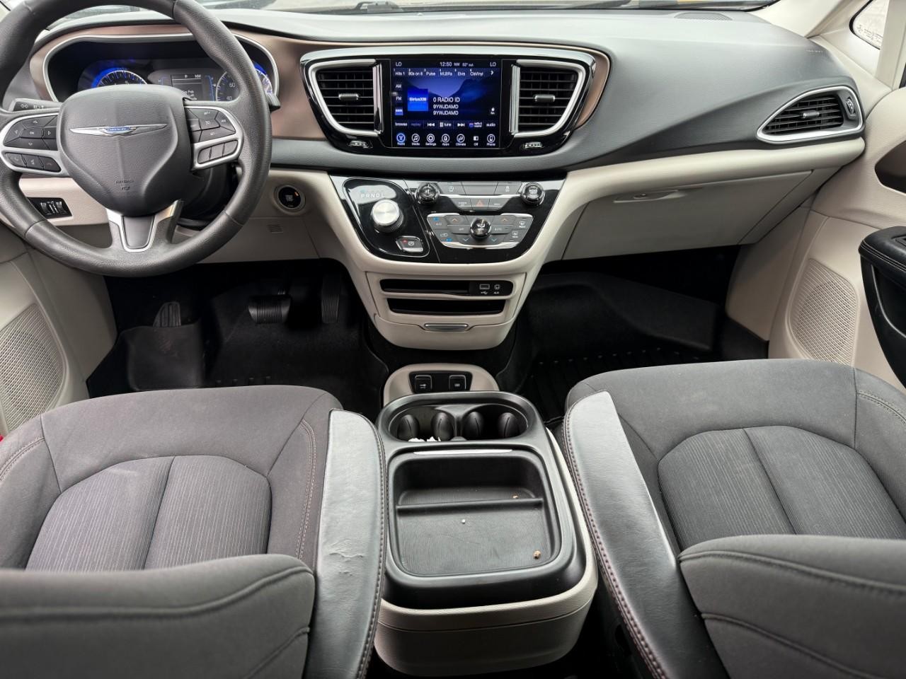 Chrysler Pacifica Vehicle Full-screen Gallery Image 12