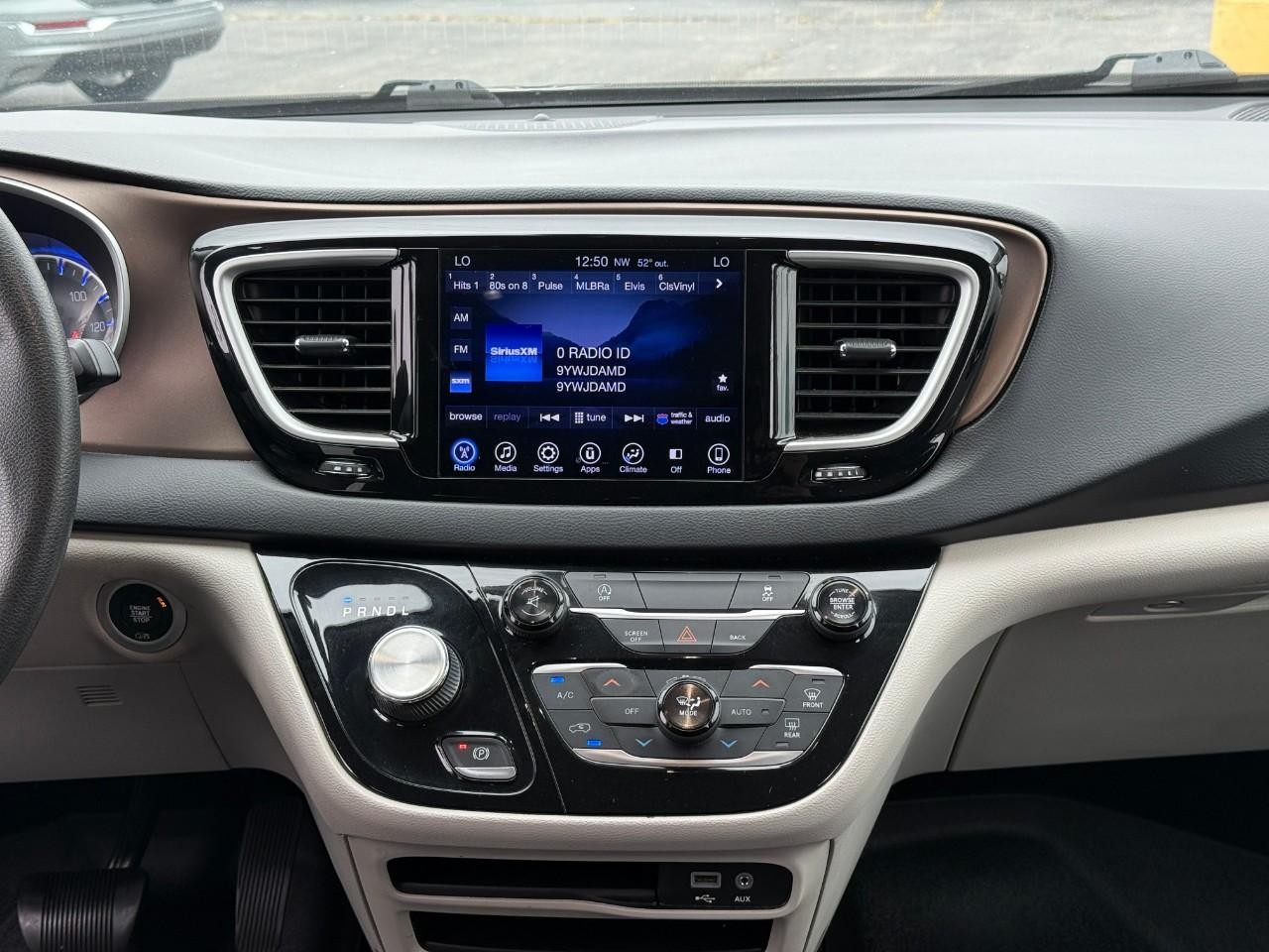 Chrysler Pacifica Vehicle Full-screen Gallery Image 14