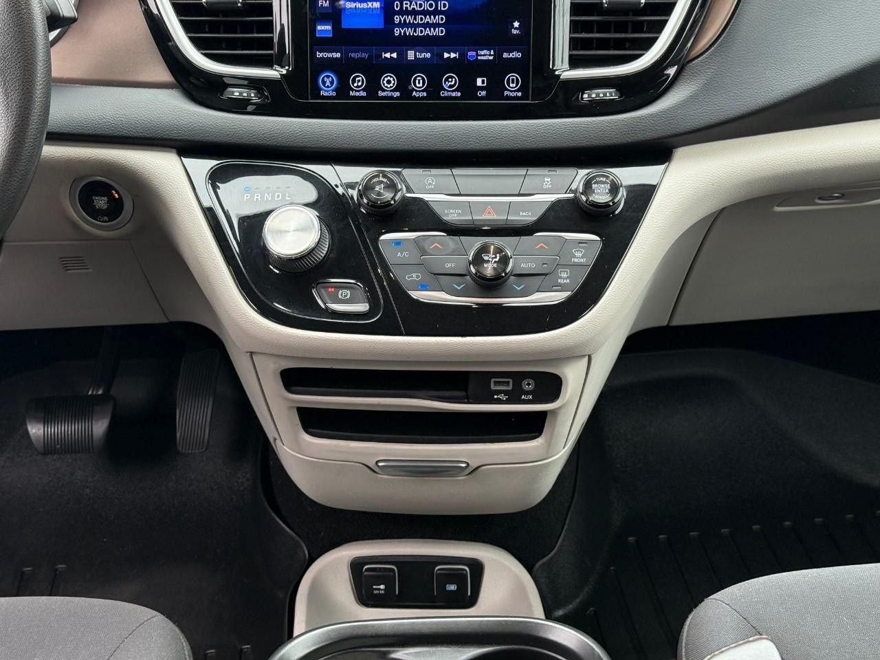 Chrysler Pacifica Vehicle Full-screen Gallery Image 15