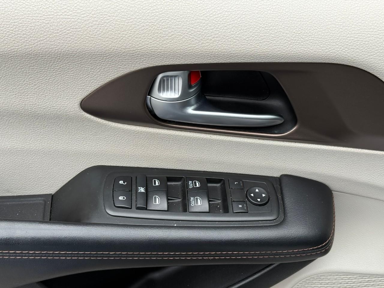 Chrysler Pacifica Vehicle Full-screen Gallery Image 16
