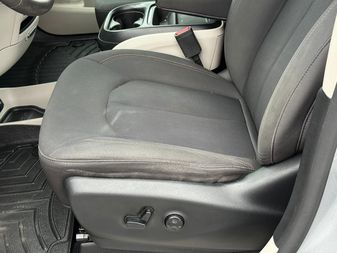 Chrysler Pacifica Vehicle Full-screen Gallery Image 17