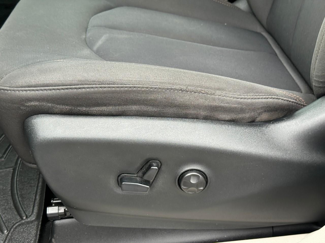 Chrysler Pacifica Vehicle Full-screen Gallery Image 18