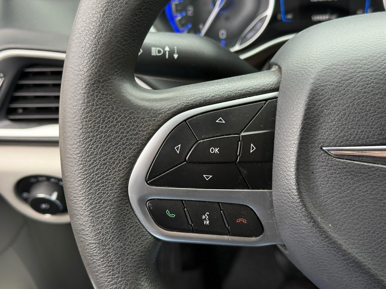 Chrysler Pacifica Vehicle Full-screen Gallery Image 19