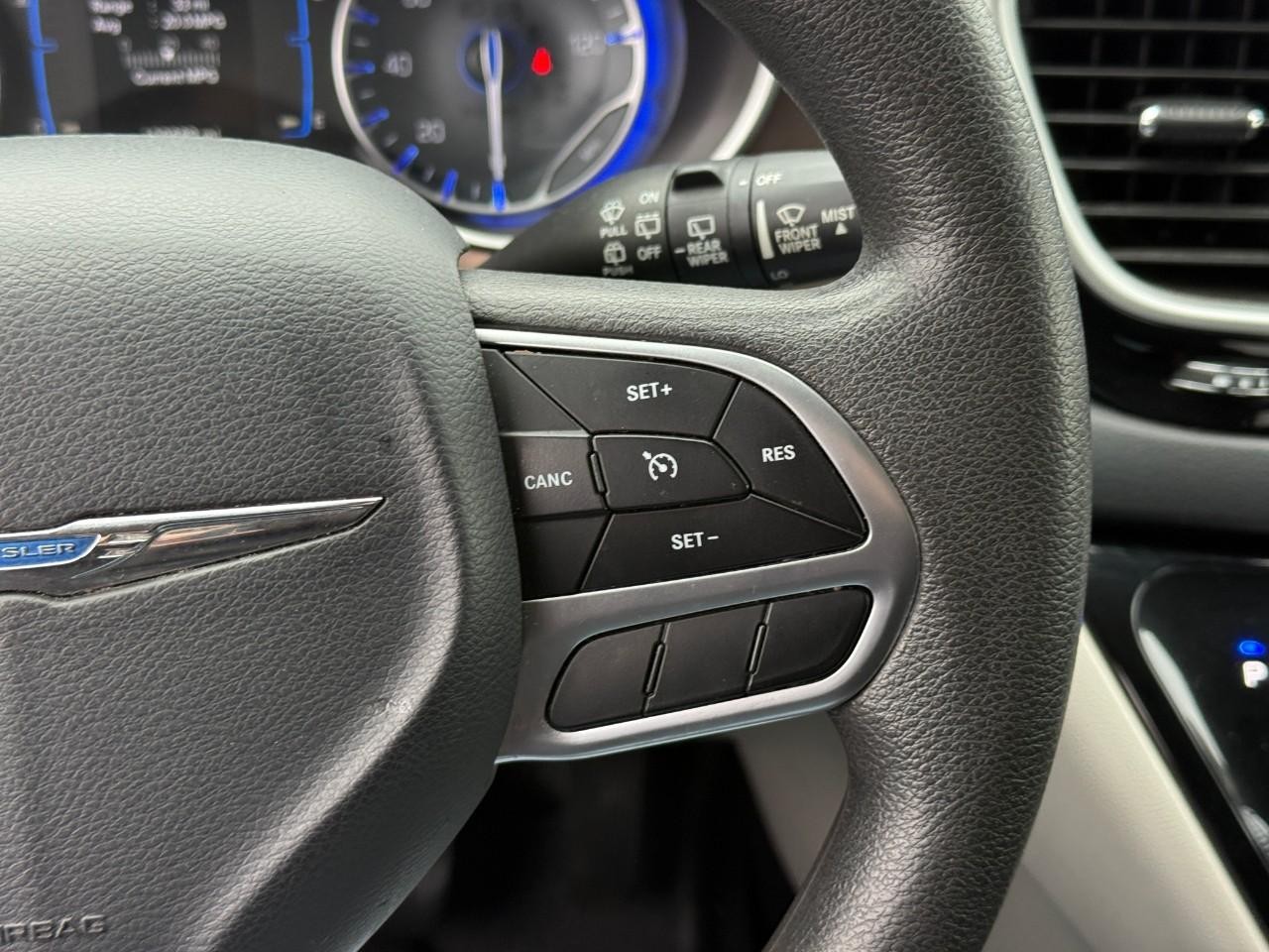 Chrysler Pacifica Vehicle Full-screen Gallery Image 20