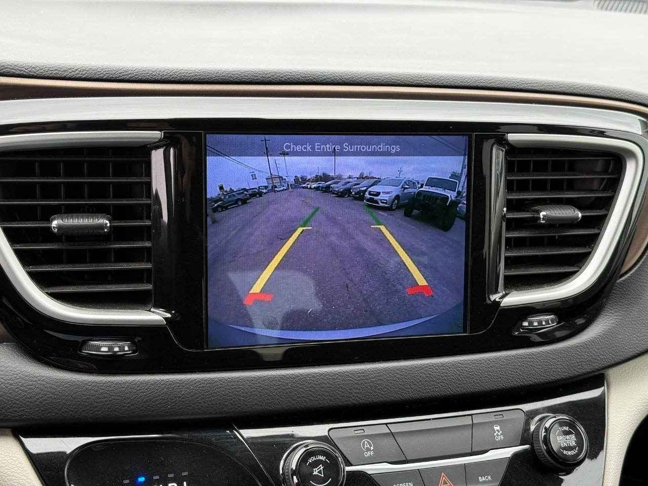 Chrysler Pacifica Vehicle Full-screen Gallery Image 23