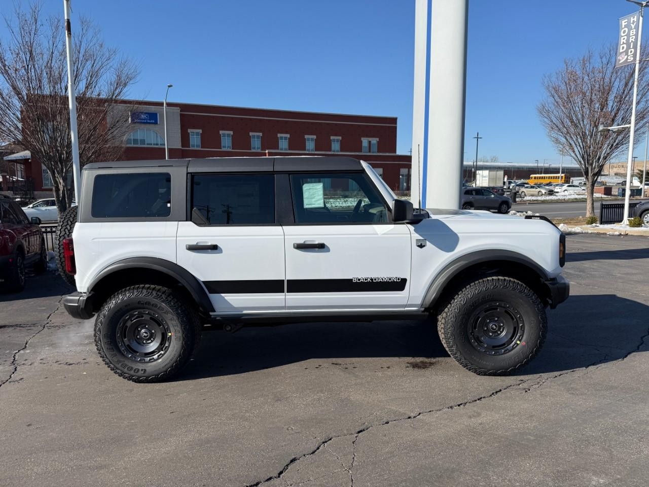 Ford Bronco Vehicle Full-screen Gallery Image 02