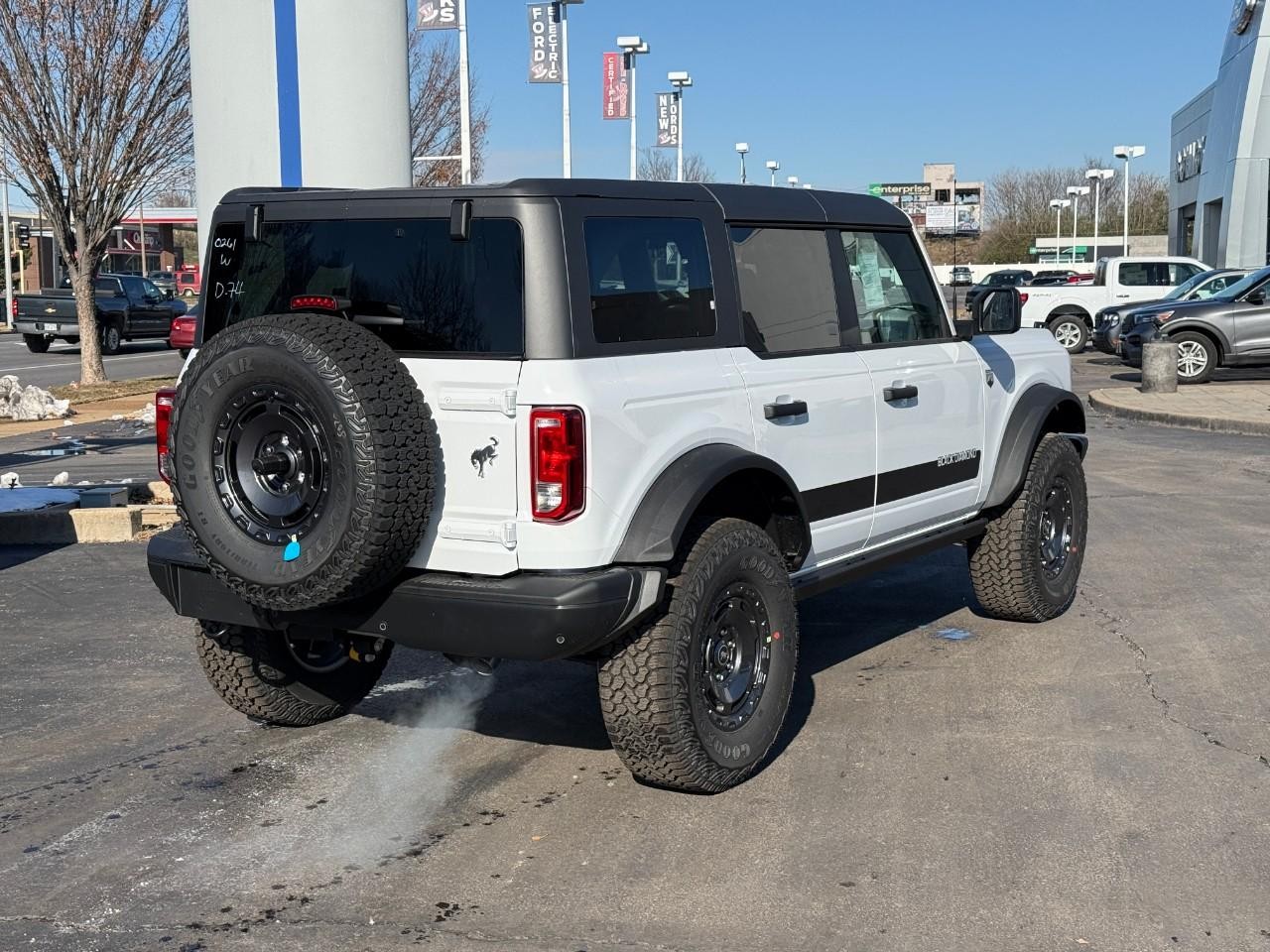 Ford Bronco Vehicle Full-screen Gallery Image 03