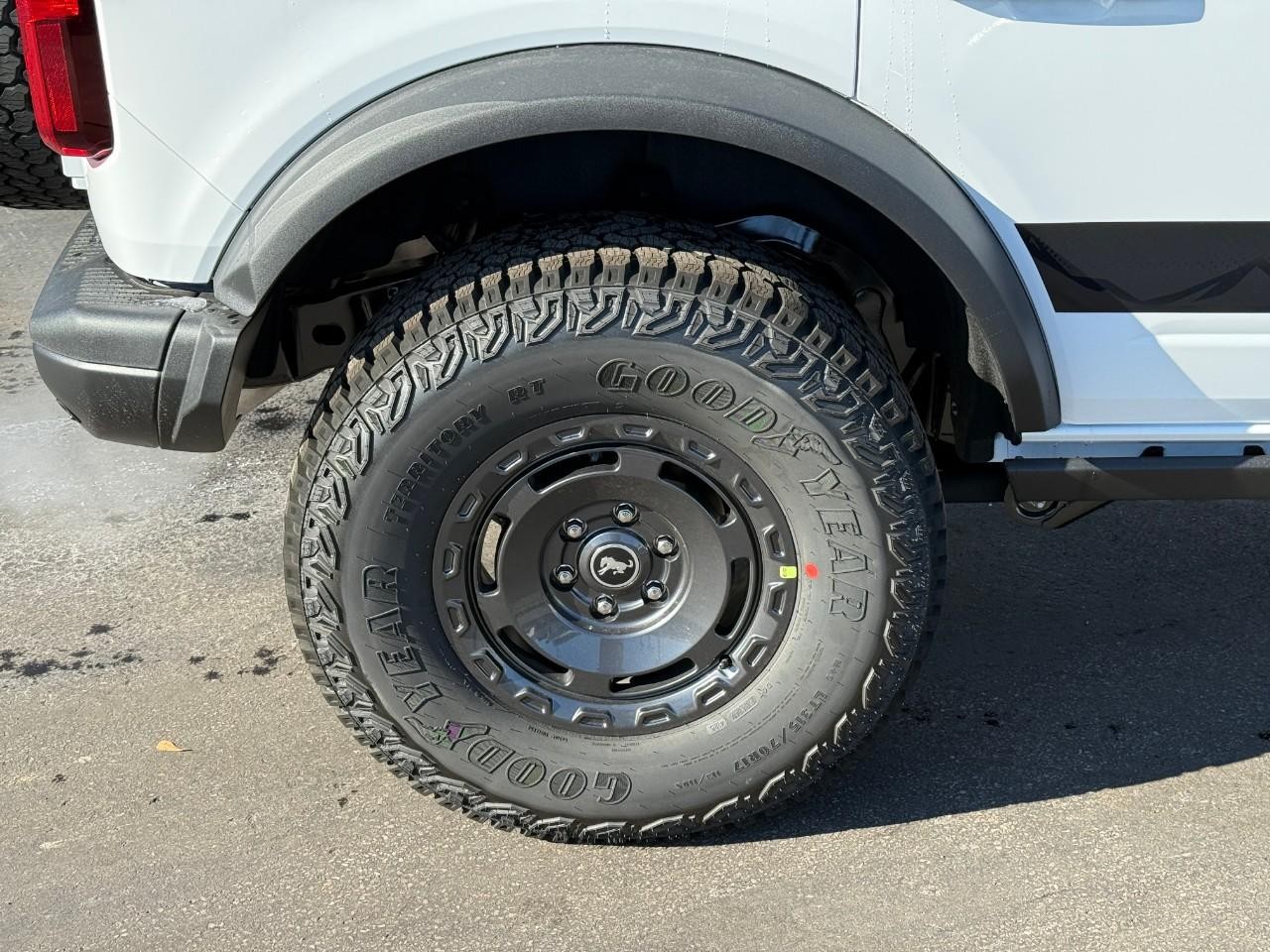 Ford Bronco Vehicle Full-screen Gallery Image 04