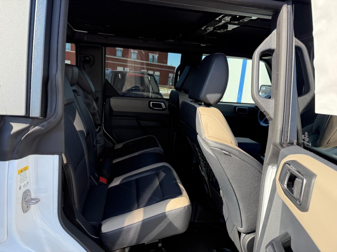 Ford Bronco Vehicle Full-screen Gallery Image 05