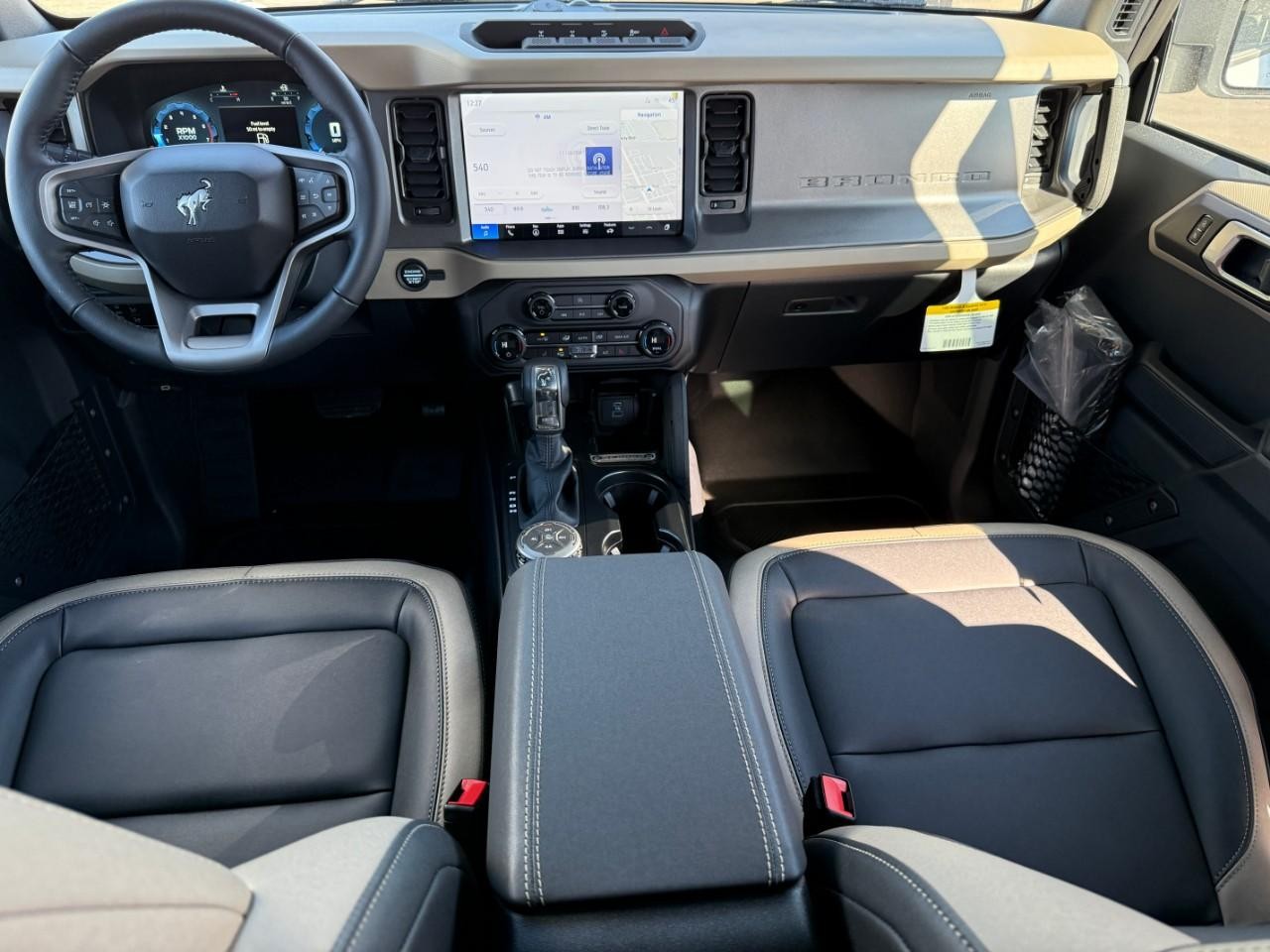 Ford Bronco Vehicle Full-screen Gallery Image 06