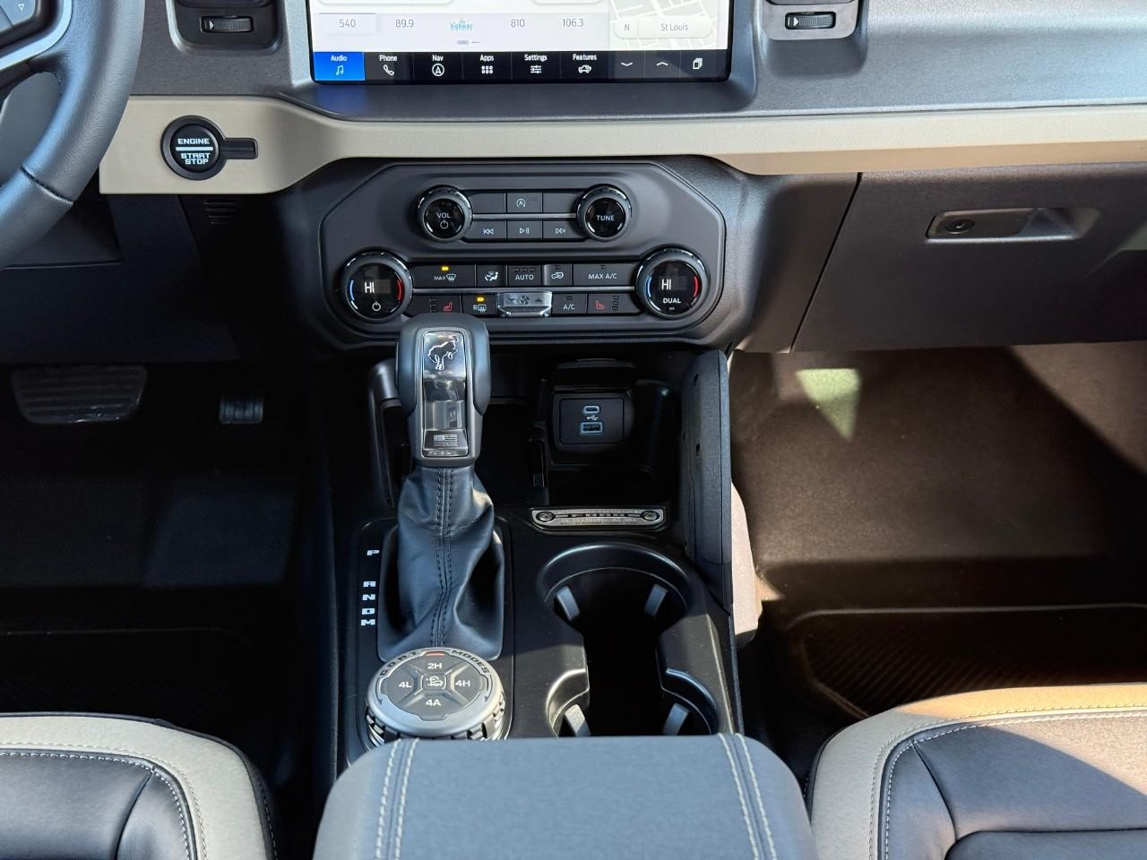 Ford Bronco Vehicle Full-screen Gallery Image 09