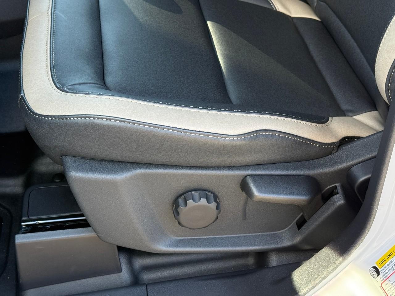 Ford Bronco Vehicle Full-screen Gallery Image 12