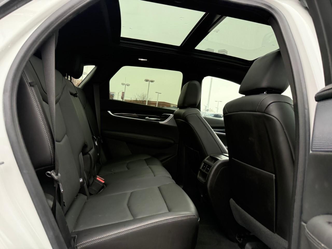 Cadillac XT5 Vehicle Full-screen Gallery Image 06