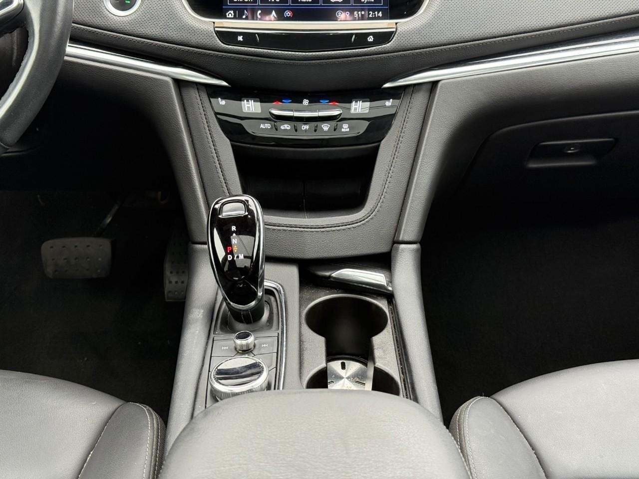 Cadillac XT5 Vehicle Full-screen Gallery Image 11