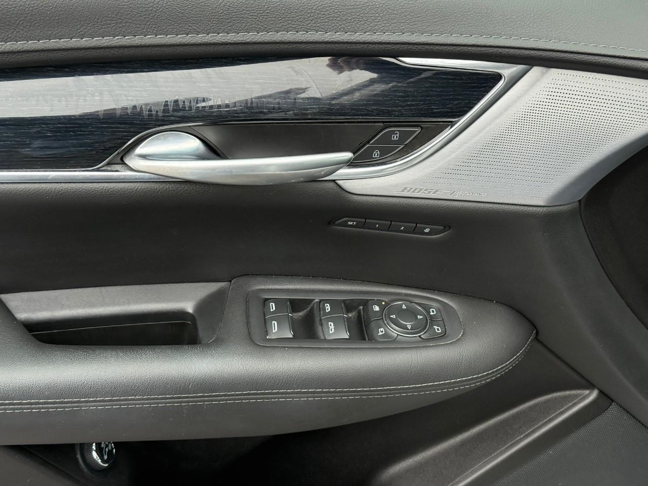 Cadillac XT5 Vehicle Full-screen Gallery Image 12