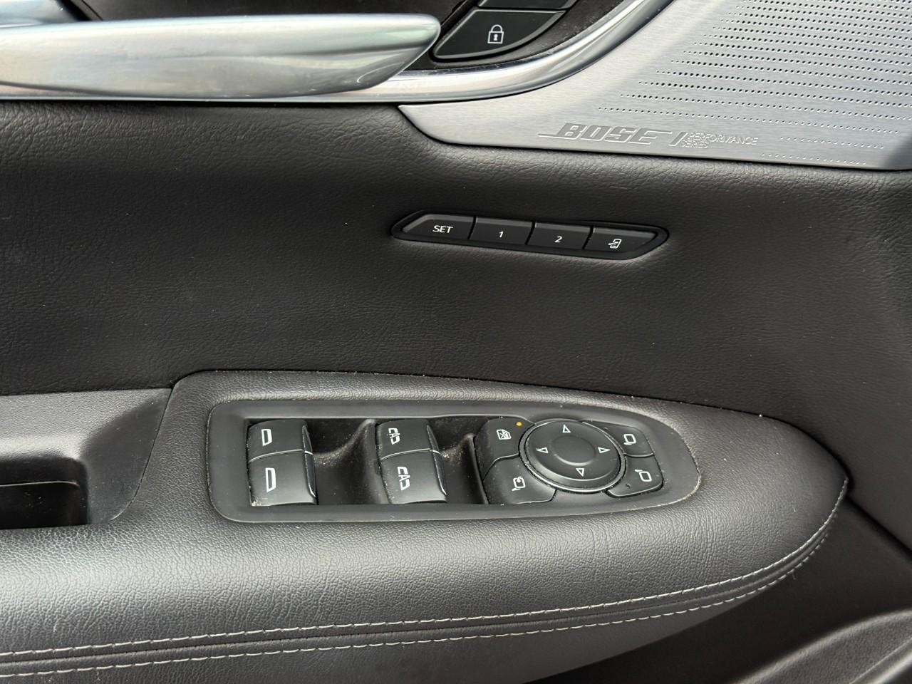 Cadillac XT5 Vehicle Full-screen Gallery Image 13