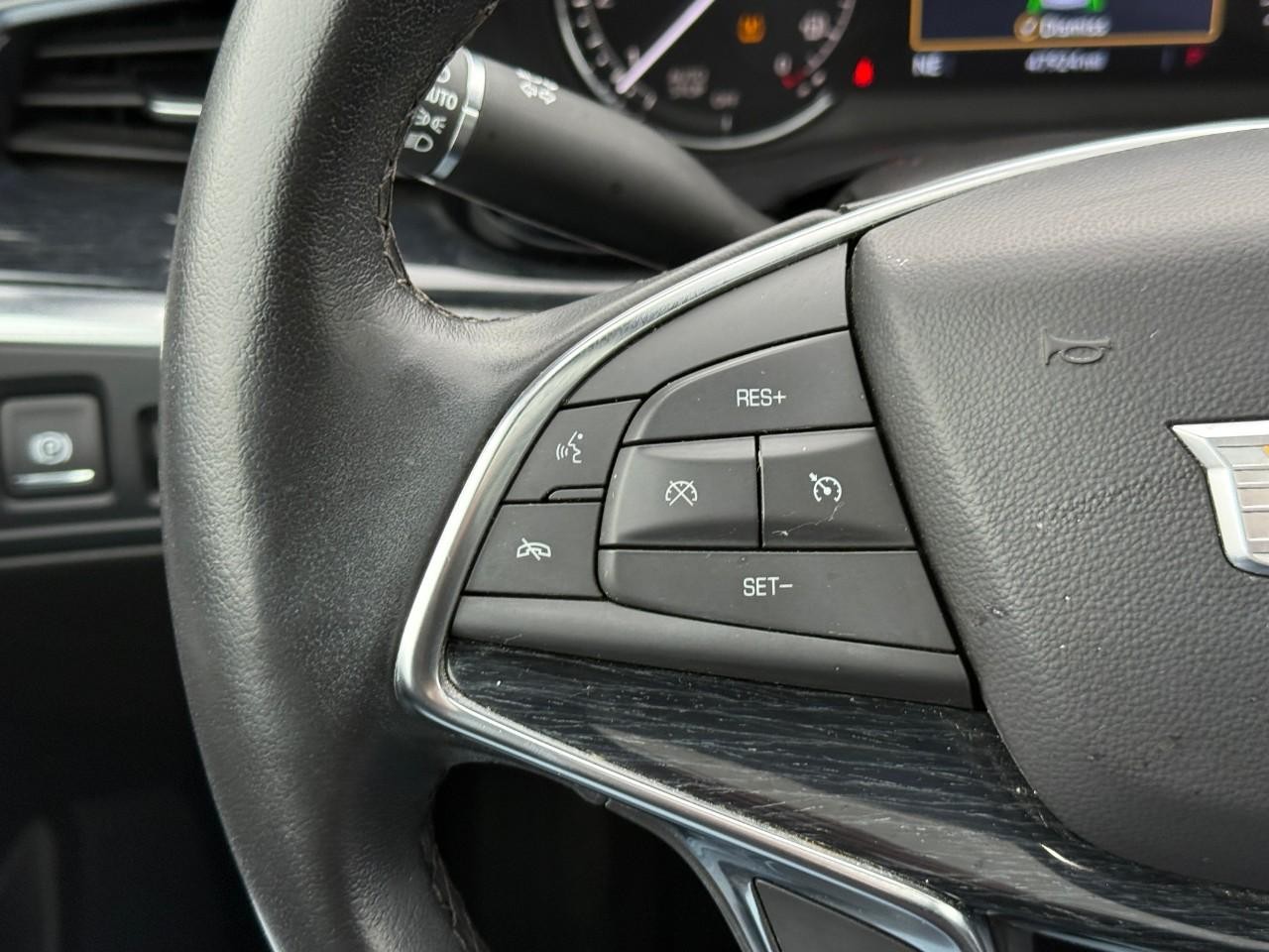 Cadillac XT5 Vehicle Full-screen Gallery Image 16