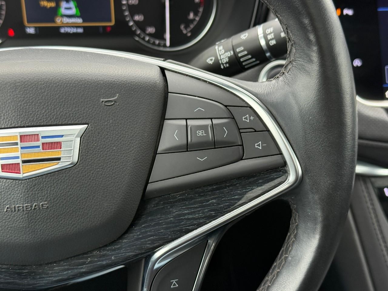 Cadillac XT5 Vehicle Full-screen Gallery Image 17