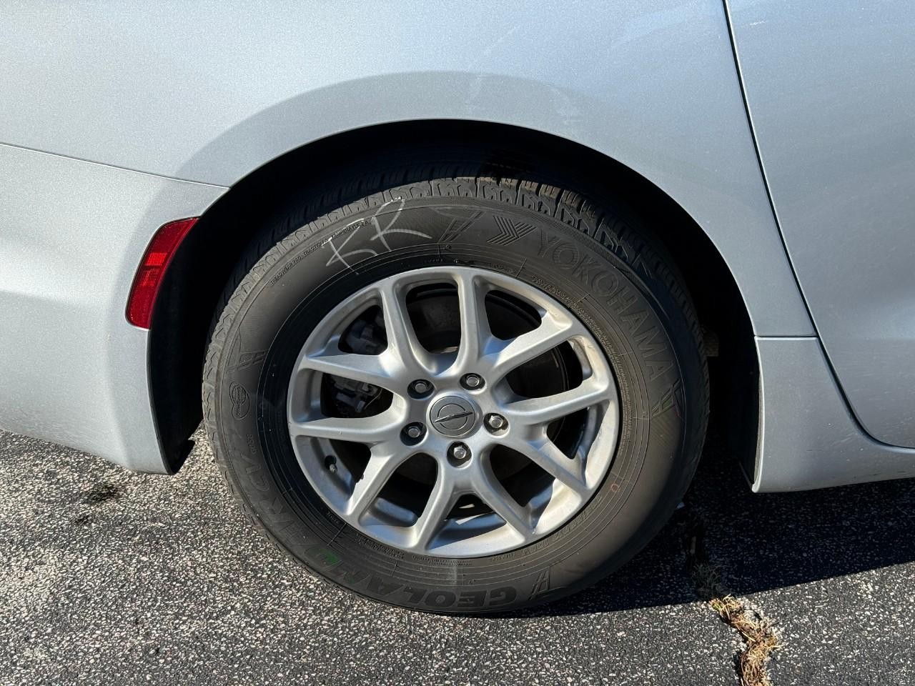 Chrysler Pacifica Vehicle Full-screen Gallery Image 06