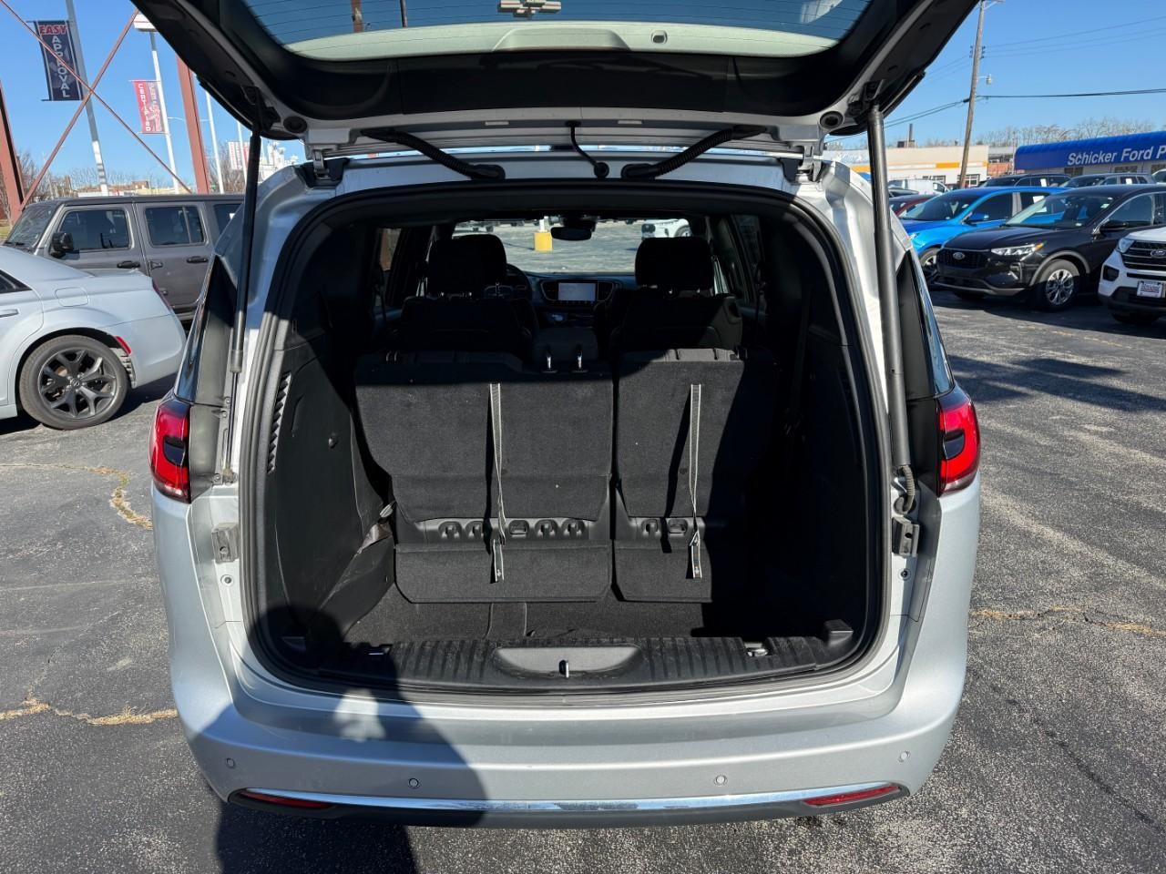 Chrysler Pacifica Vehicle Full-screen Gallery Image 07