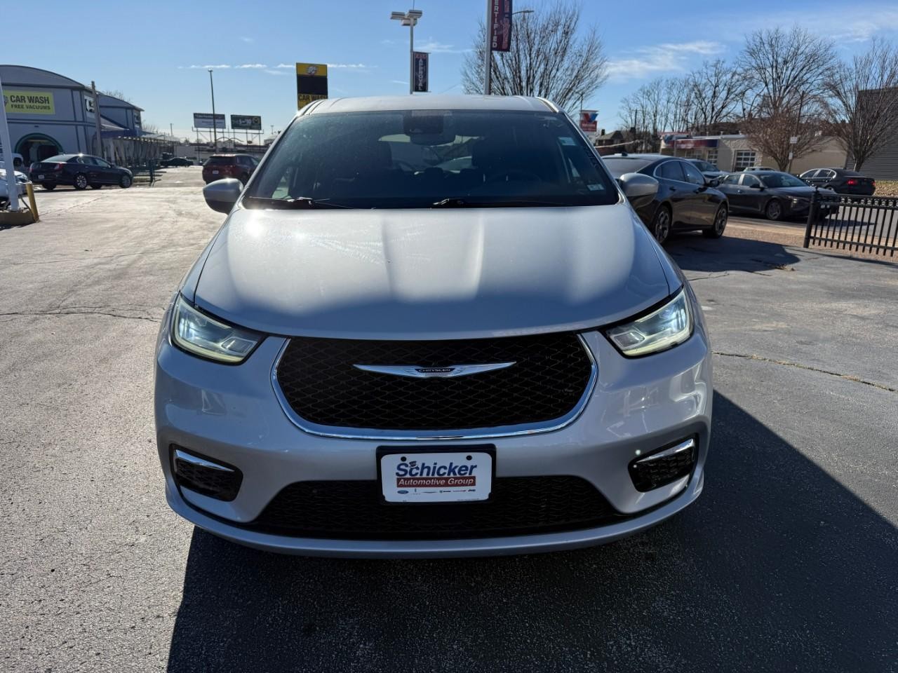 Chrysler Pacifica Vehicle Full-screen Gallery Image 09