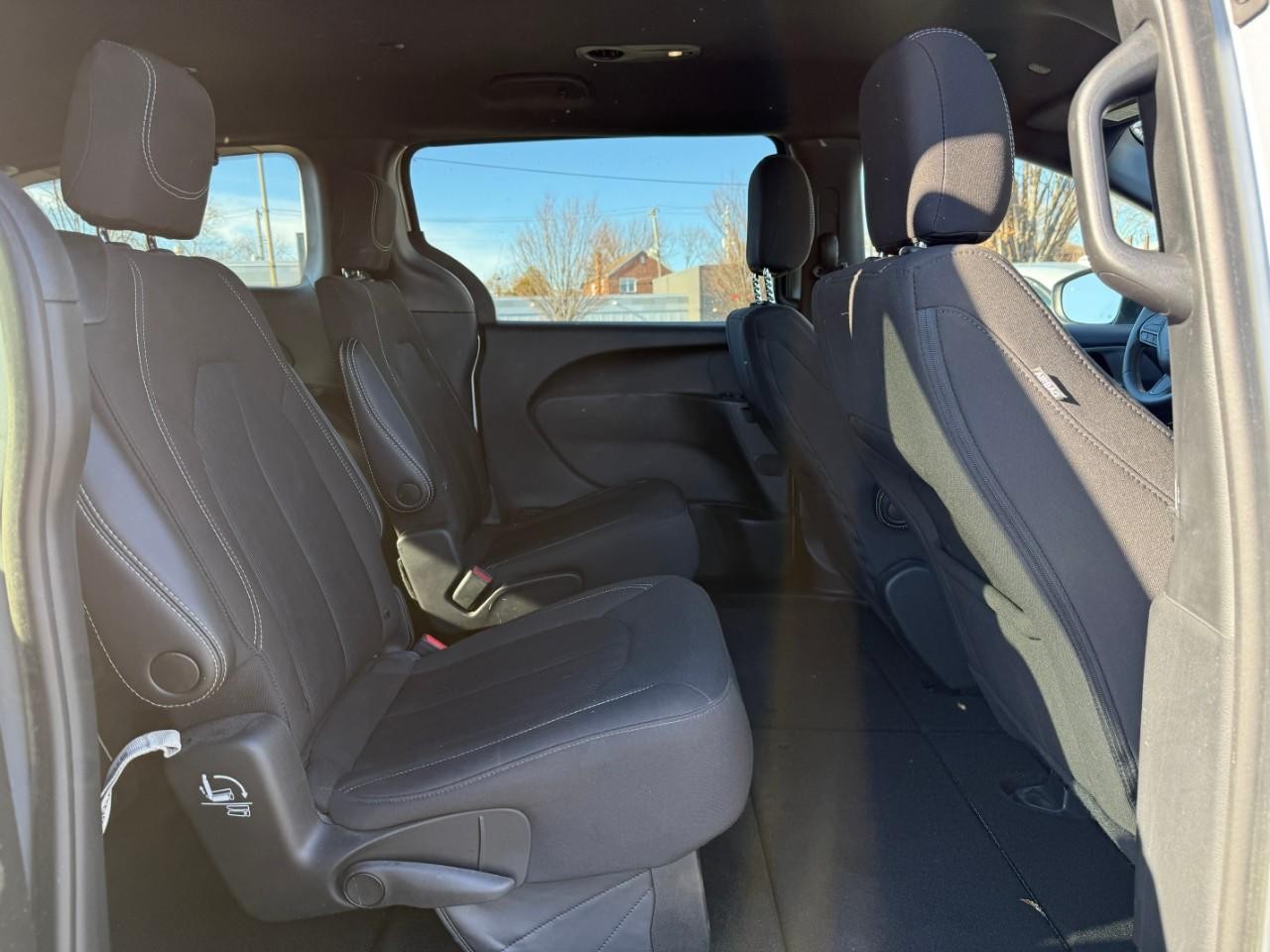 Chrysler Pacifica Vehicle Full-screen Gallery Image 10