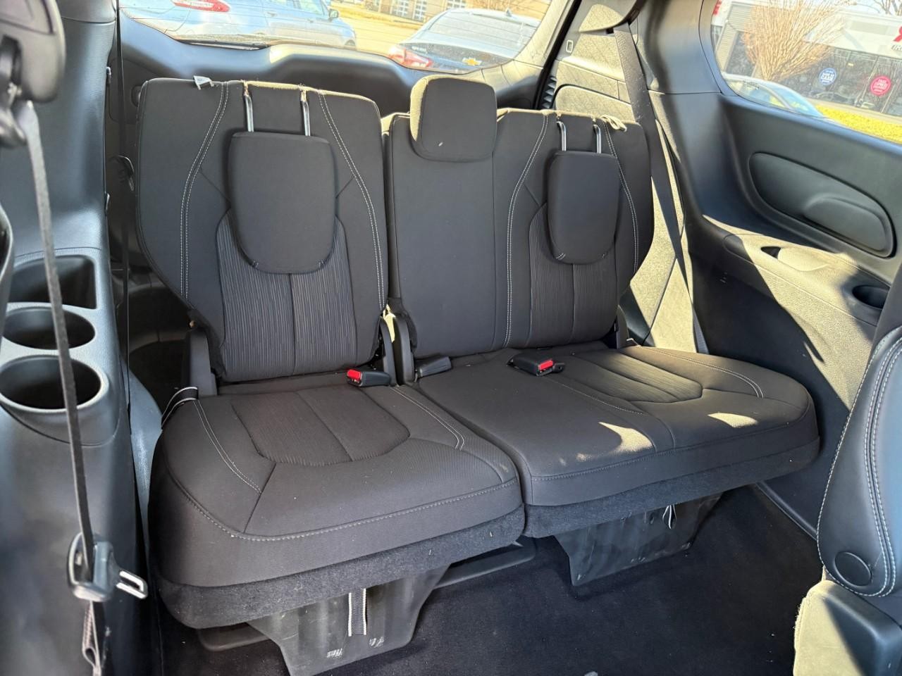 Chrysler Pacifica Vehicle Full-screen Gallery Image 11