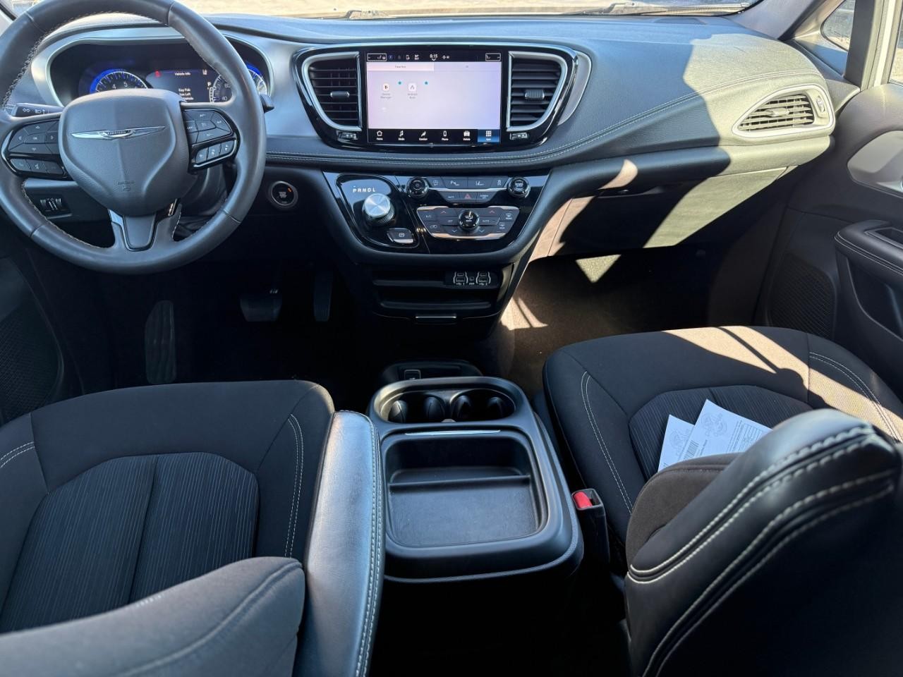 Chrysler Pacifica Vehicle Full-screen Gallery Image 12