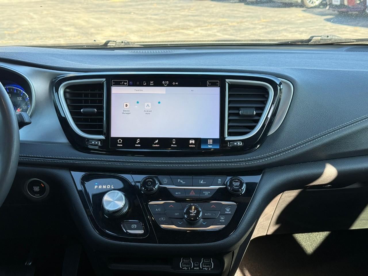 Chrysler Pacifica Vehicle Full-screen Gallery Image 14